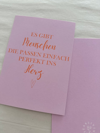 Postkarte Es gibt Menschen, die passen einfach perfekt ins Herz