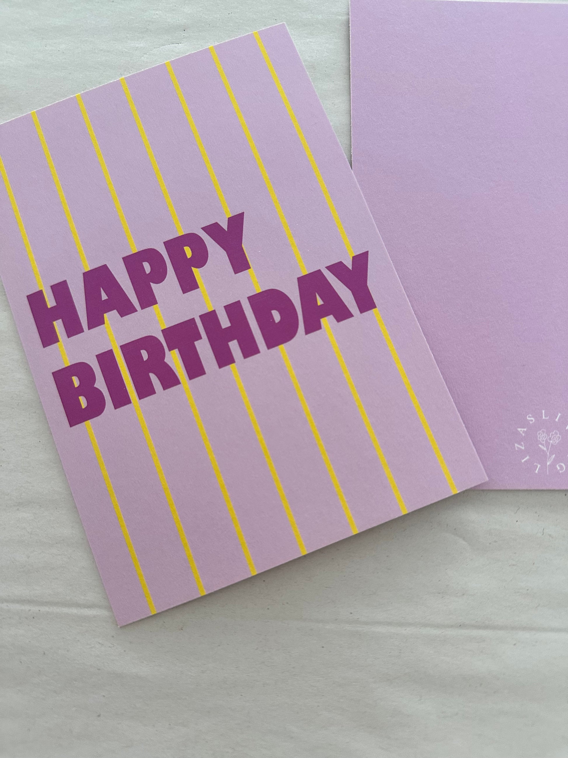 Postkarte mit Schriftzug ‚Happy Birthday‘, perfekt zum Verschenken