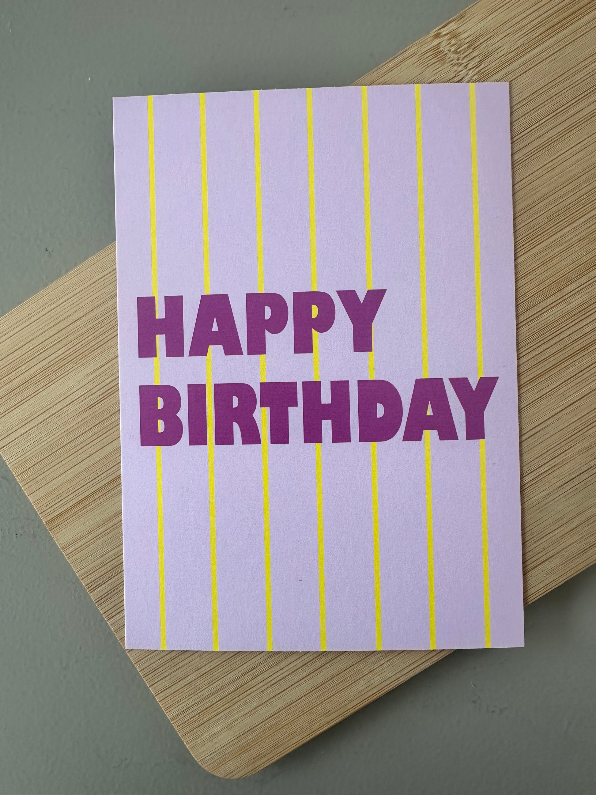 Postkarte Happy Birthday in Lila und Gelb gestreift, dekoratives Design