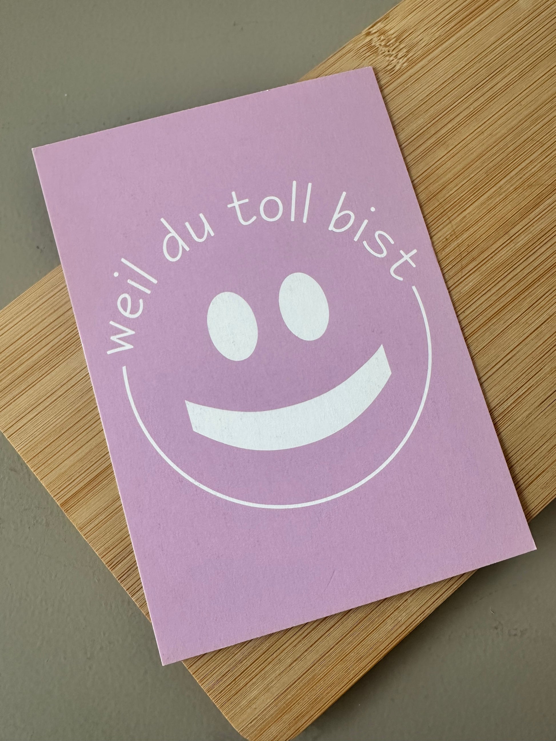 Bunte Grußkarte mit Smiley und Spruch ‚Weil du toll bist‘ für besondere Menschen