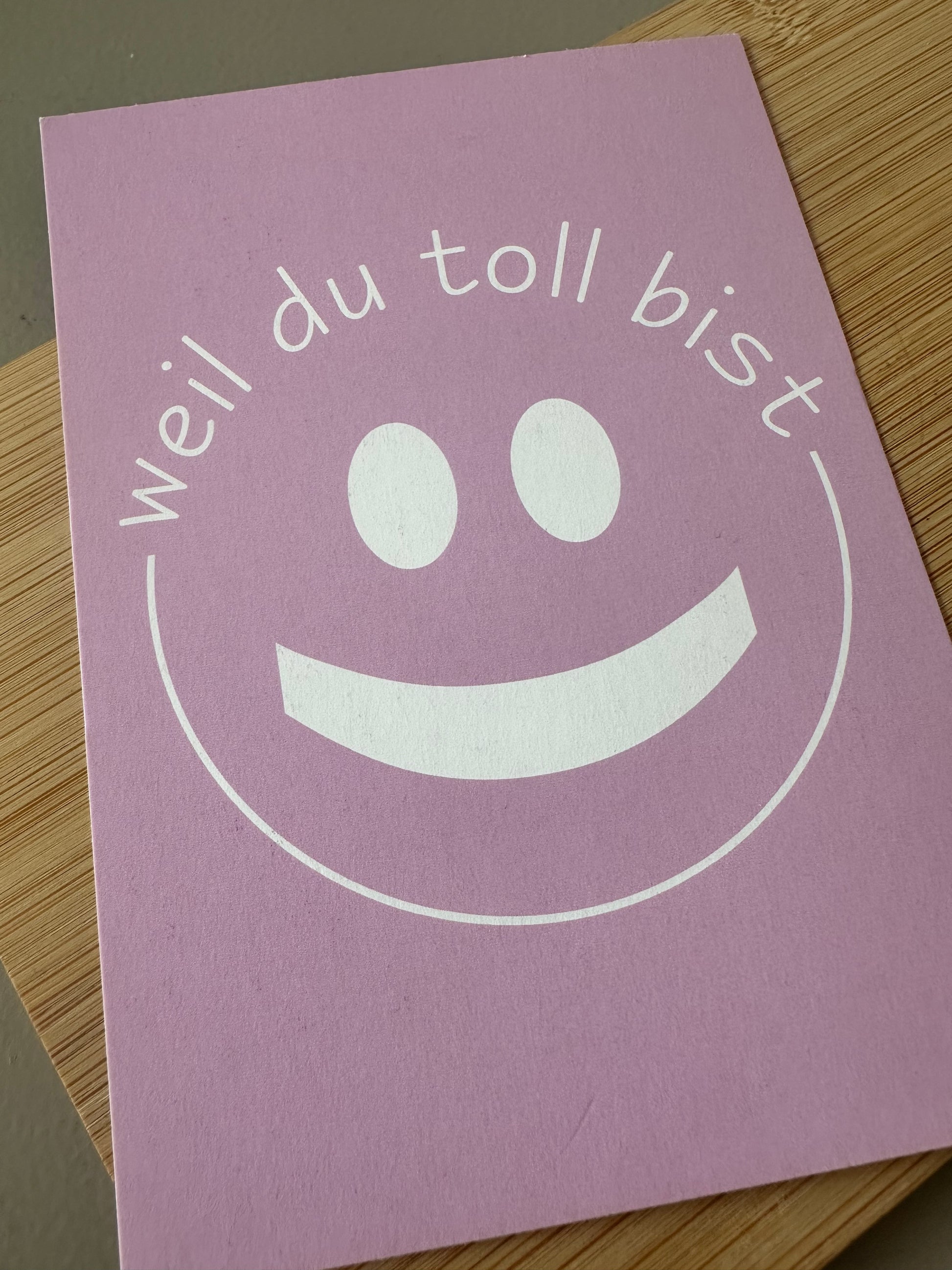 Lila Postkarte mit Smiley und Spruch ‚Weil du toll bist‘ für besondere Menschen