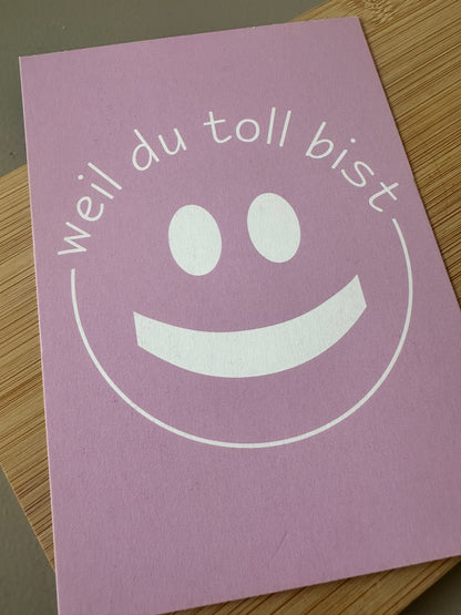 Lila Postkarte mit Smiley und Spruch ‚Weil du toll bist‘ für besondere Menschen