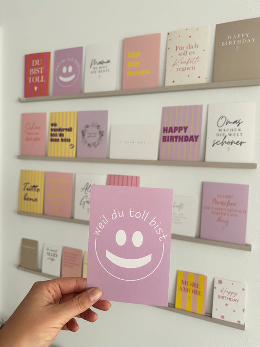 Postkarte ‚Weil du toll bist‘ in Lila mit Smiley, dekoratives Design