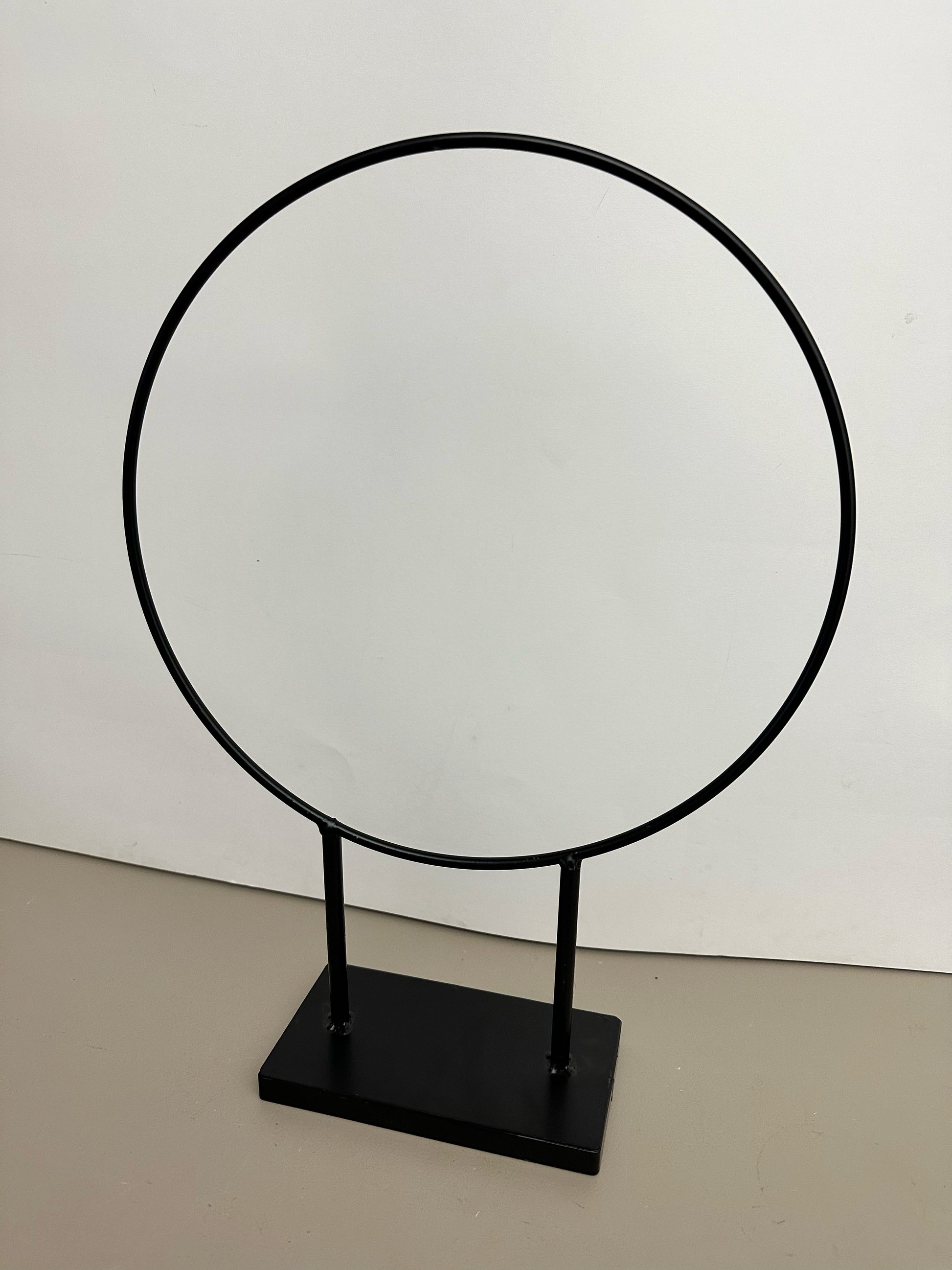 Standring mit Garn und Holzherz aus Metall mit Trockenblumen