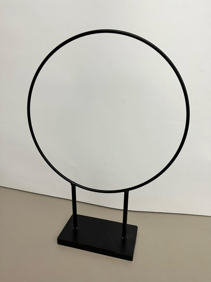 Standring mit Garn und Holzherz aus Metall mit Trockenblumen