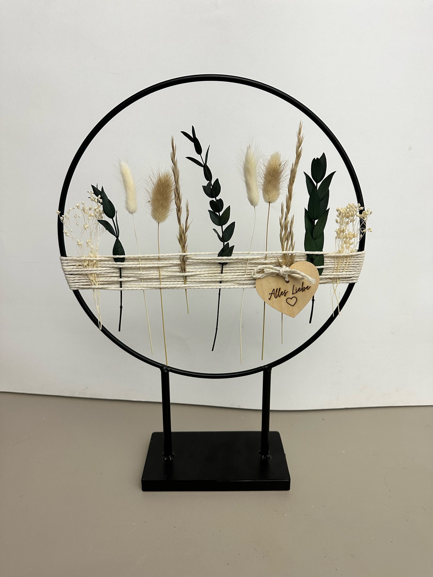 Standring mit Garn und Holzherz aus Metall mit Trockenblumen