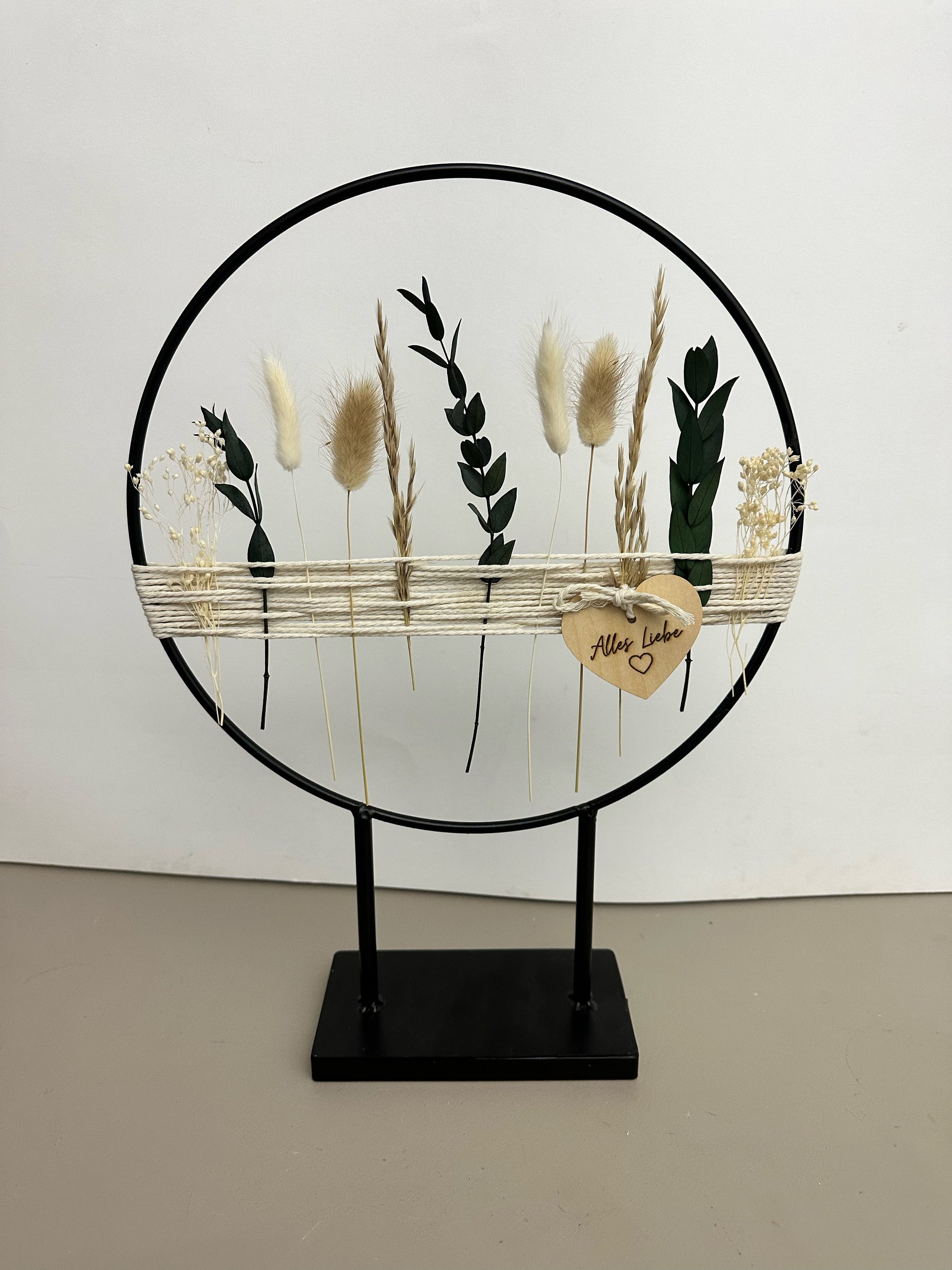 Standring mit Garn und Holzherz aus Metall mit Trockenblumen