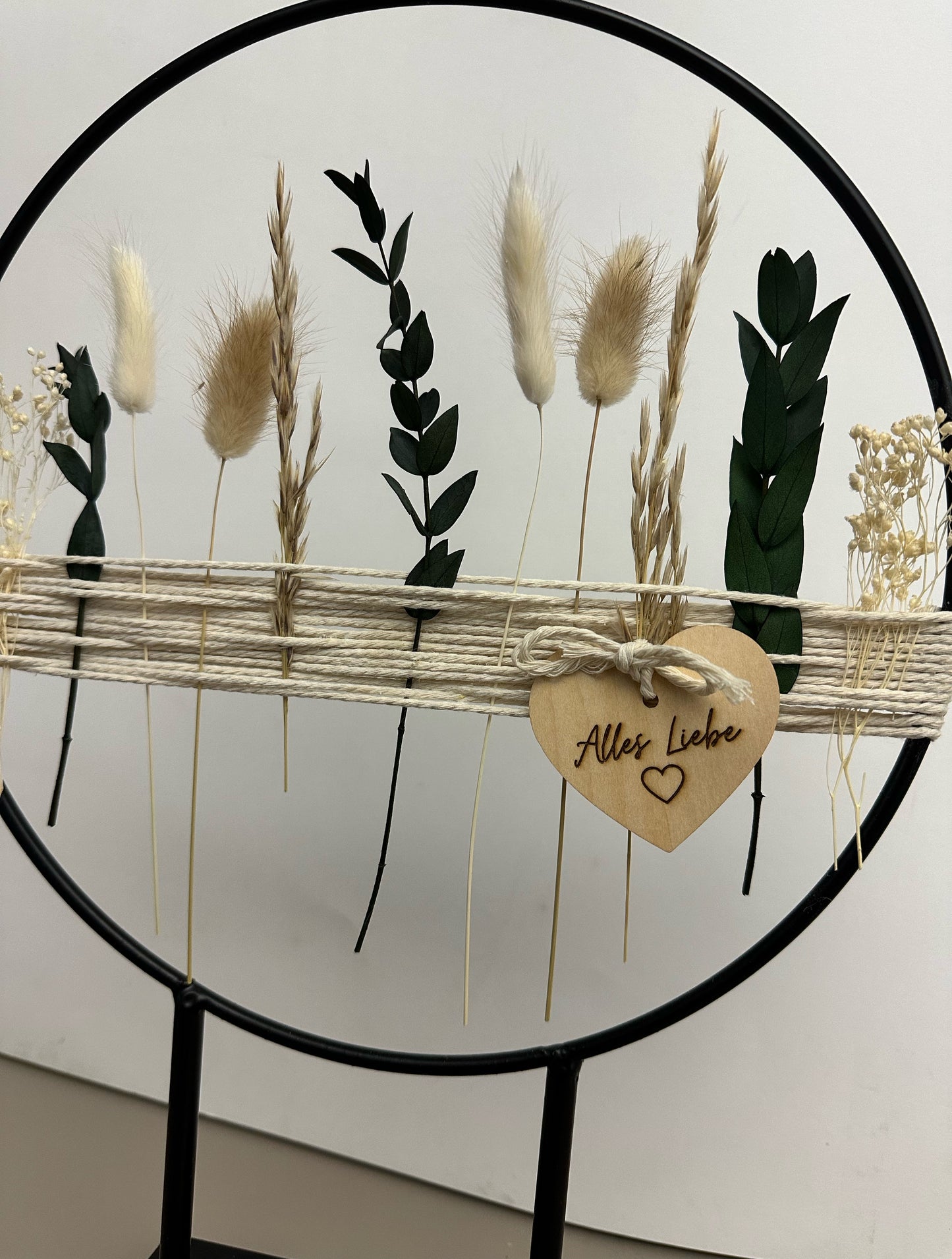 Standring mit Garn und Holzherz aus Metall mit Trockenblumen