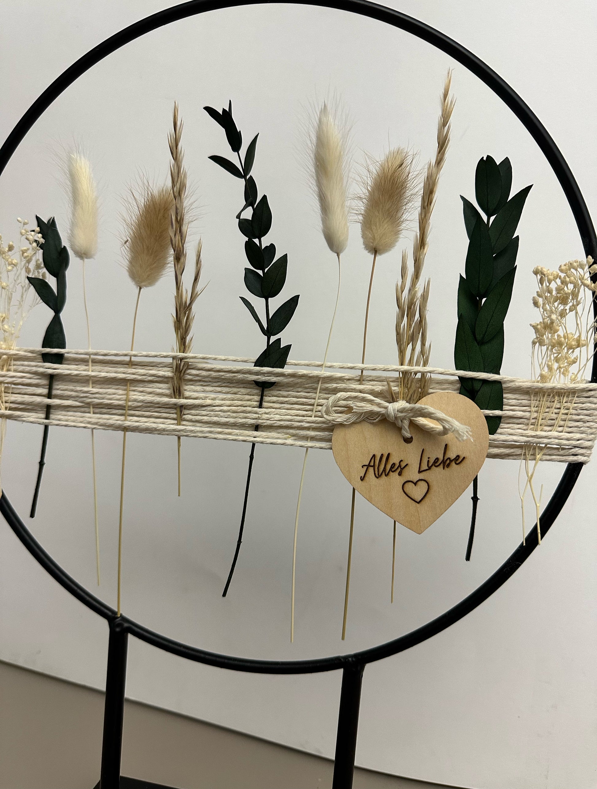 Standring mit Garn und Holzherz aus Metall mit Trockenblumen