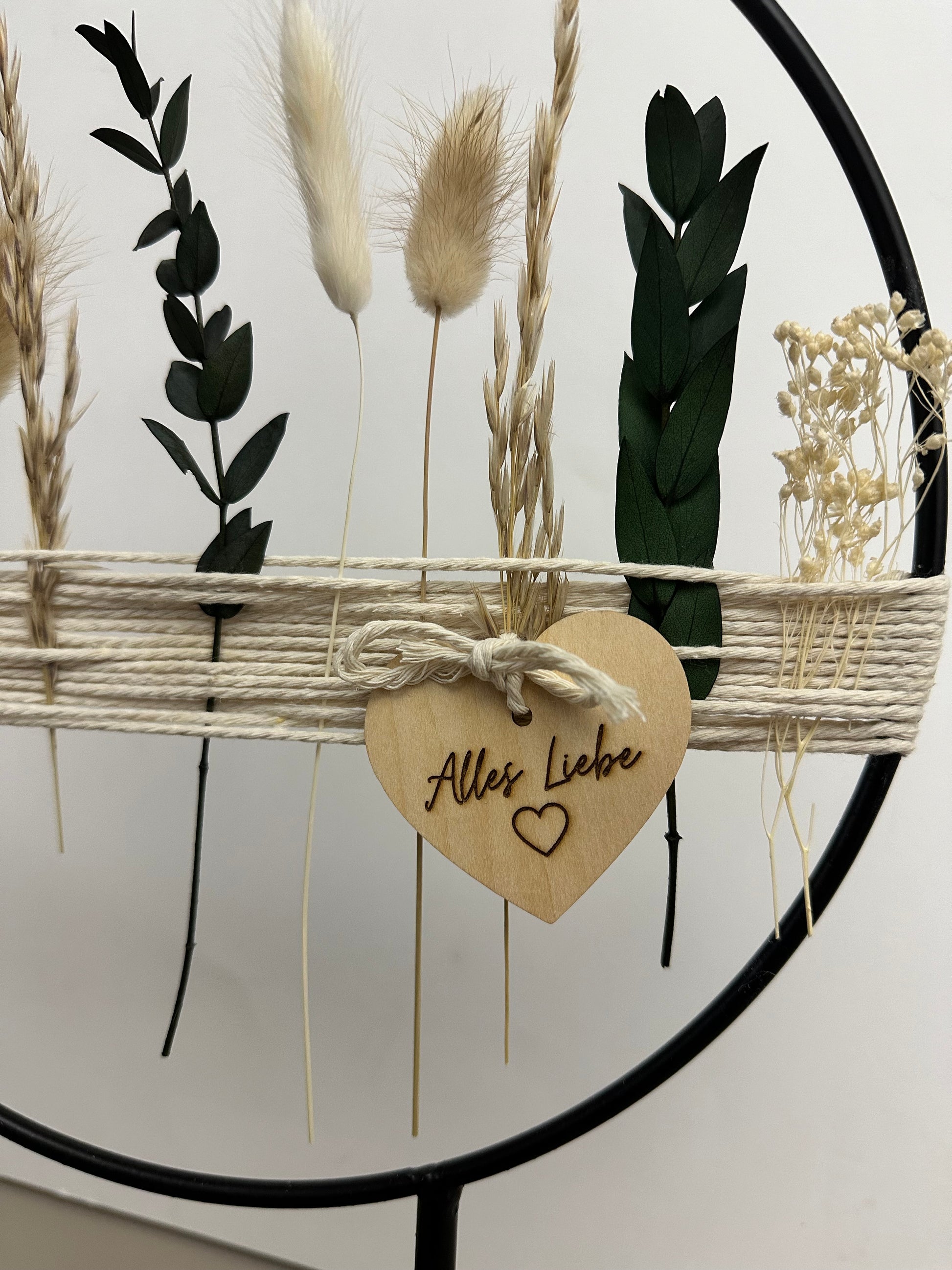 Standring mit Garn und Holzherz aus Metall mit Trockenblumen