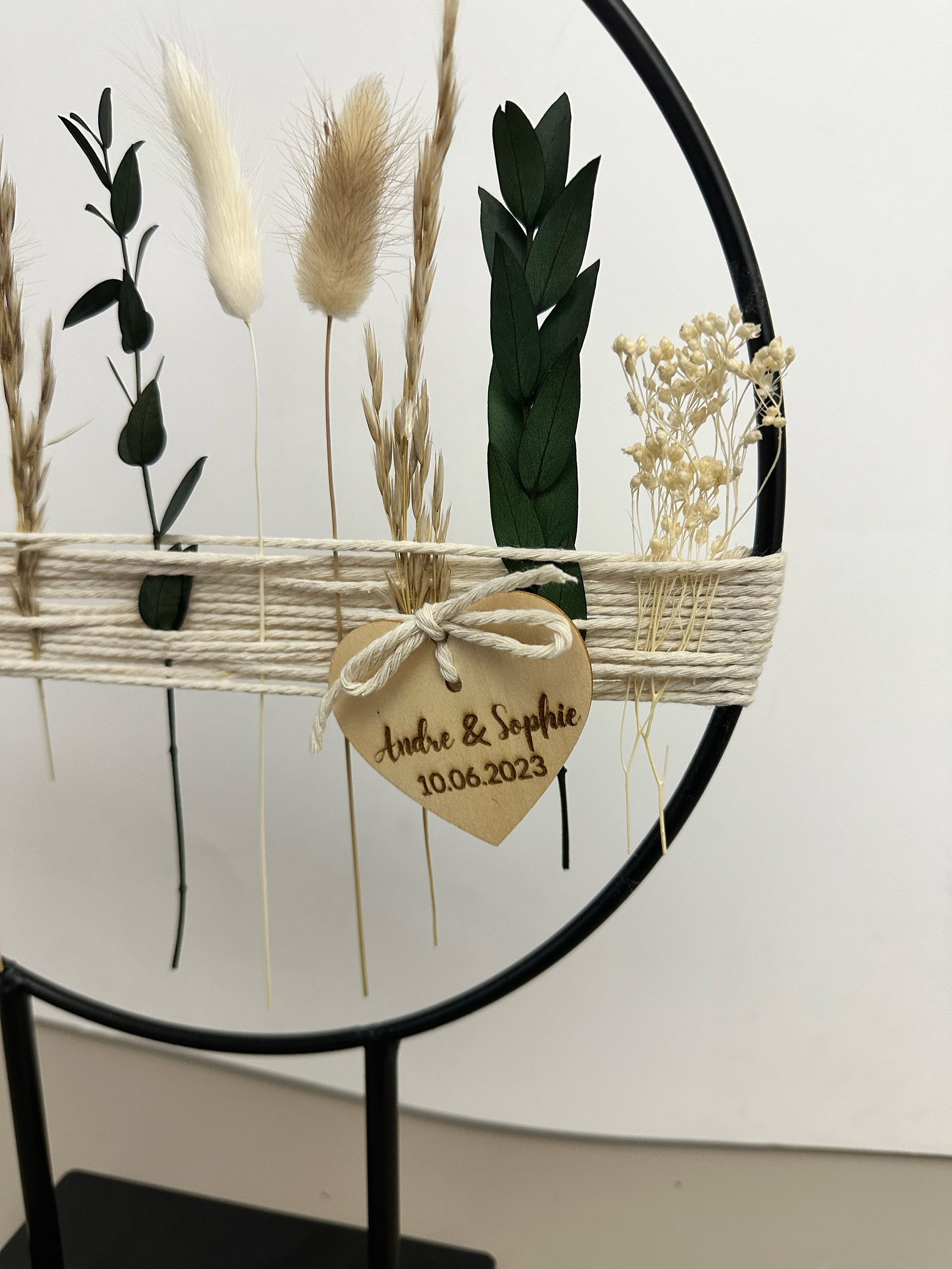 Standring mit Garn und Holzherz aus Metall mit Trockenblumen