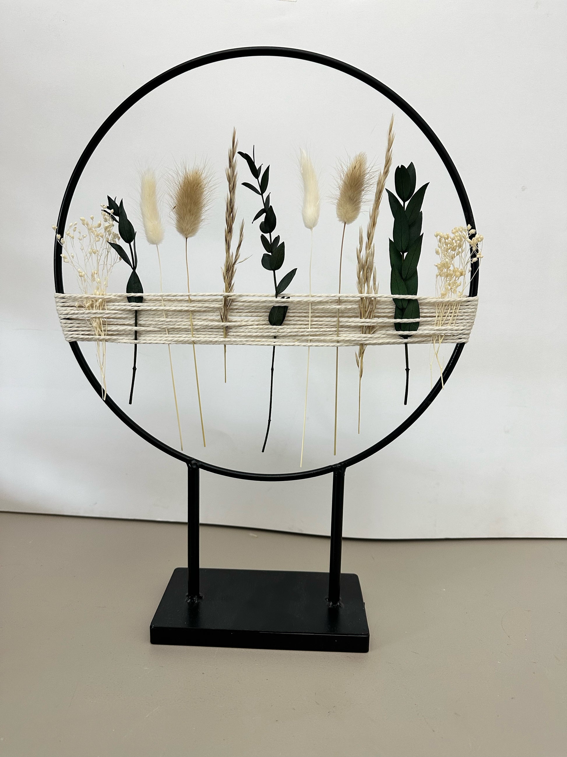 Standring mit Garn und Holzherz aus Metall mit Trockenblumen