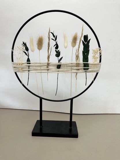 Standring mit Garn und Holzherz aus Metall mit Trockenblumen