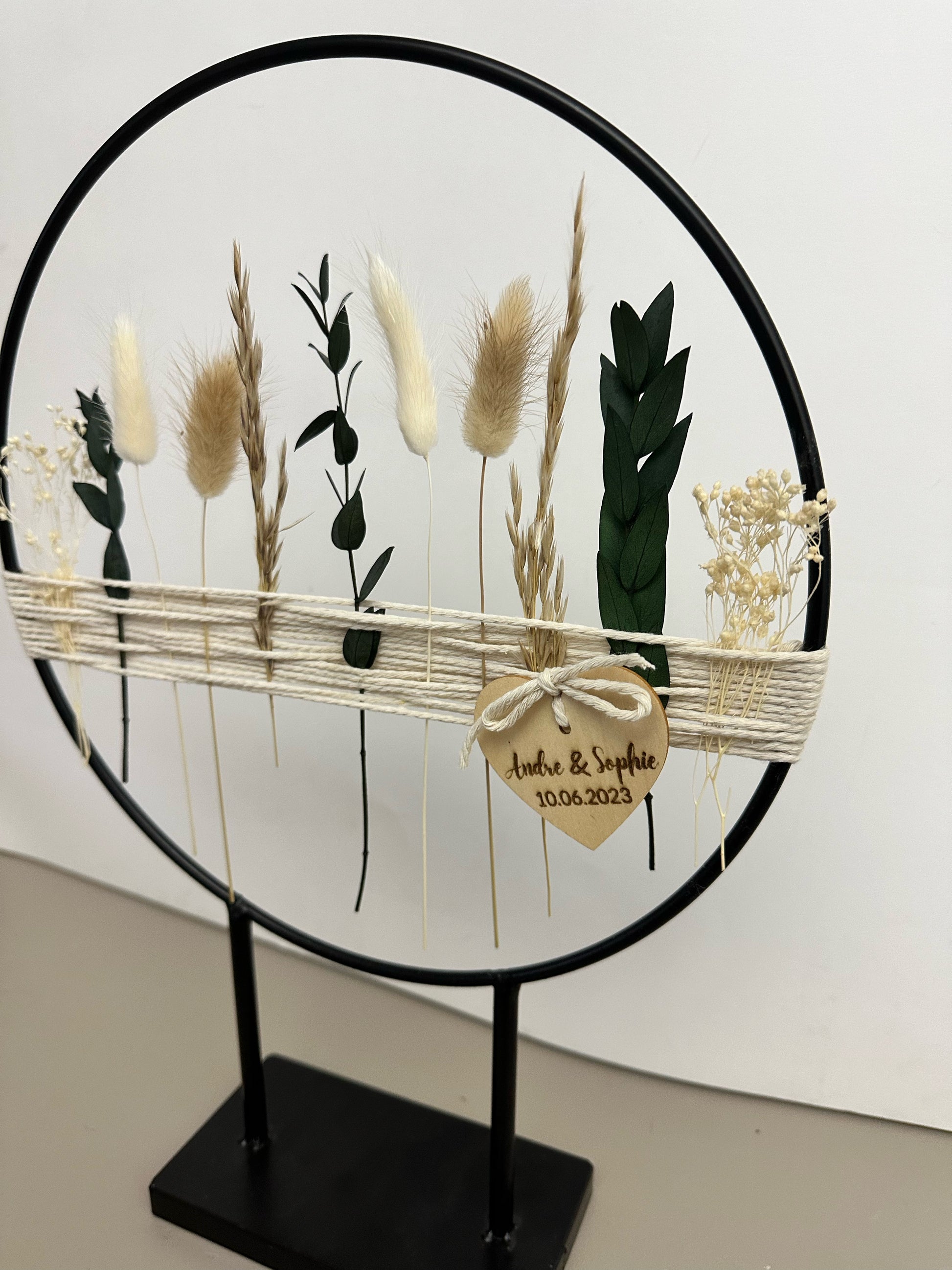 Standring mit Garn und Holzherz aus Metall mit Trockenblumen