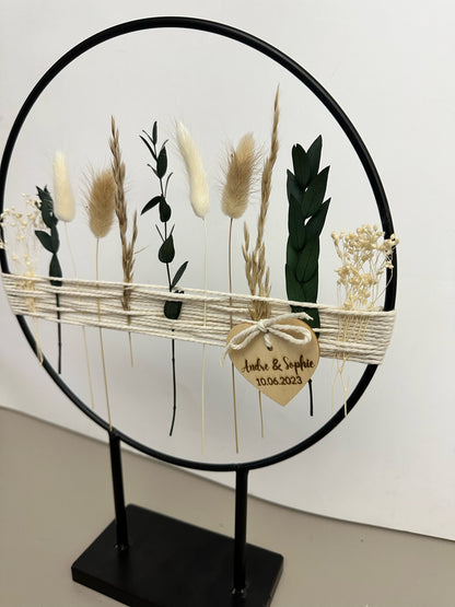 Standring mit Garn und Holzherz aus Metall mit Trockenblumen