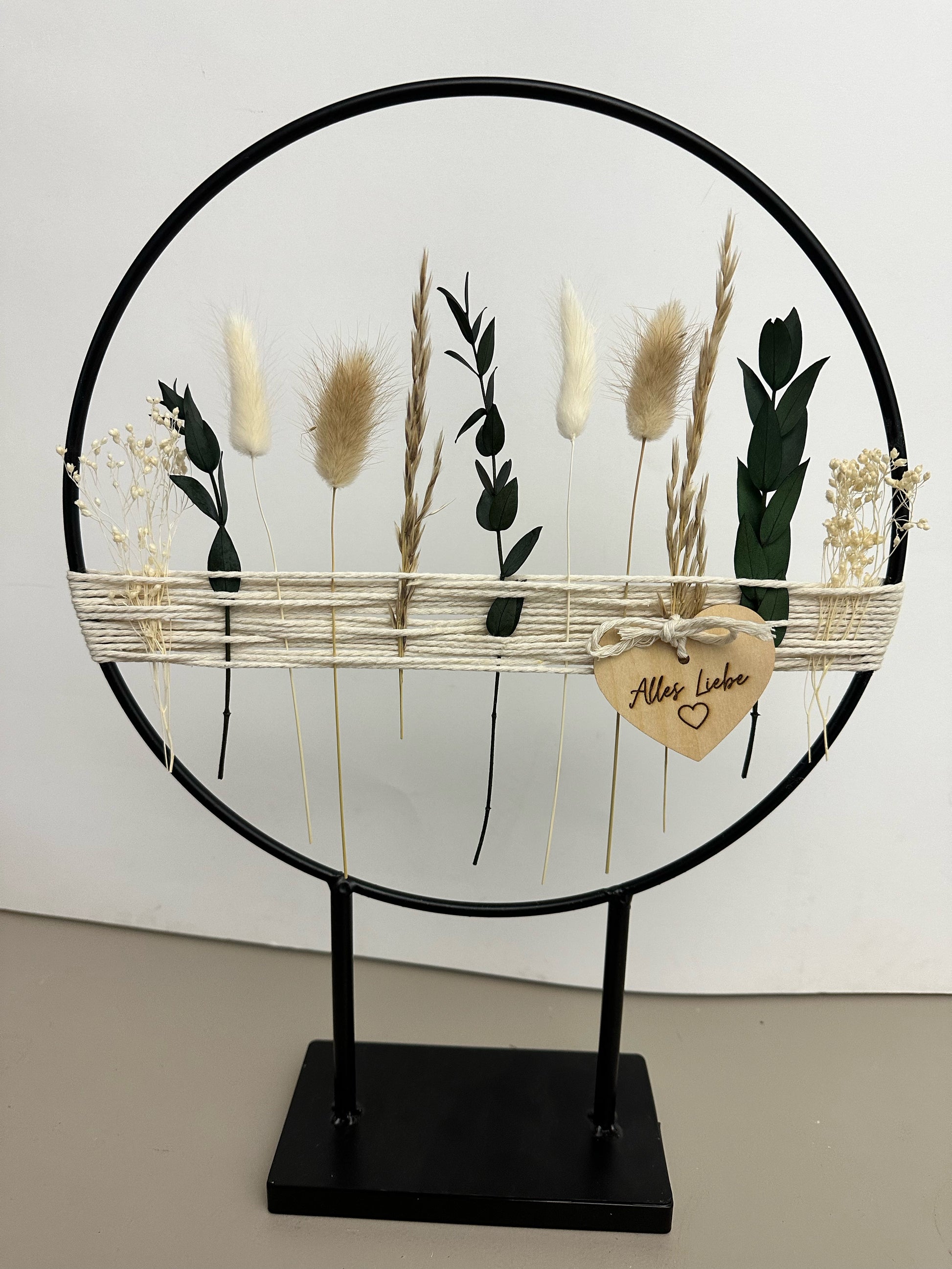 Standring mit Garn und Holzherz aus Metall mit Trockenblumen