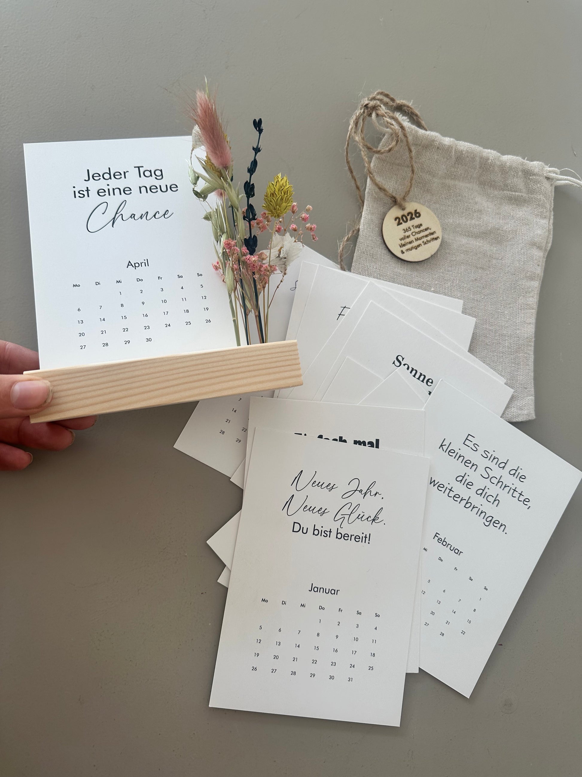 Tischkalender 2026 mit Aufsteller, Trockenblumen und Motivationskarten – nachhaltige Deko und Geschenkidee