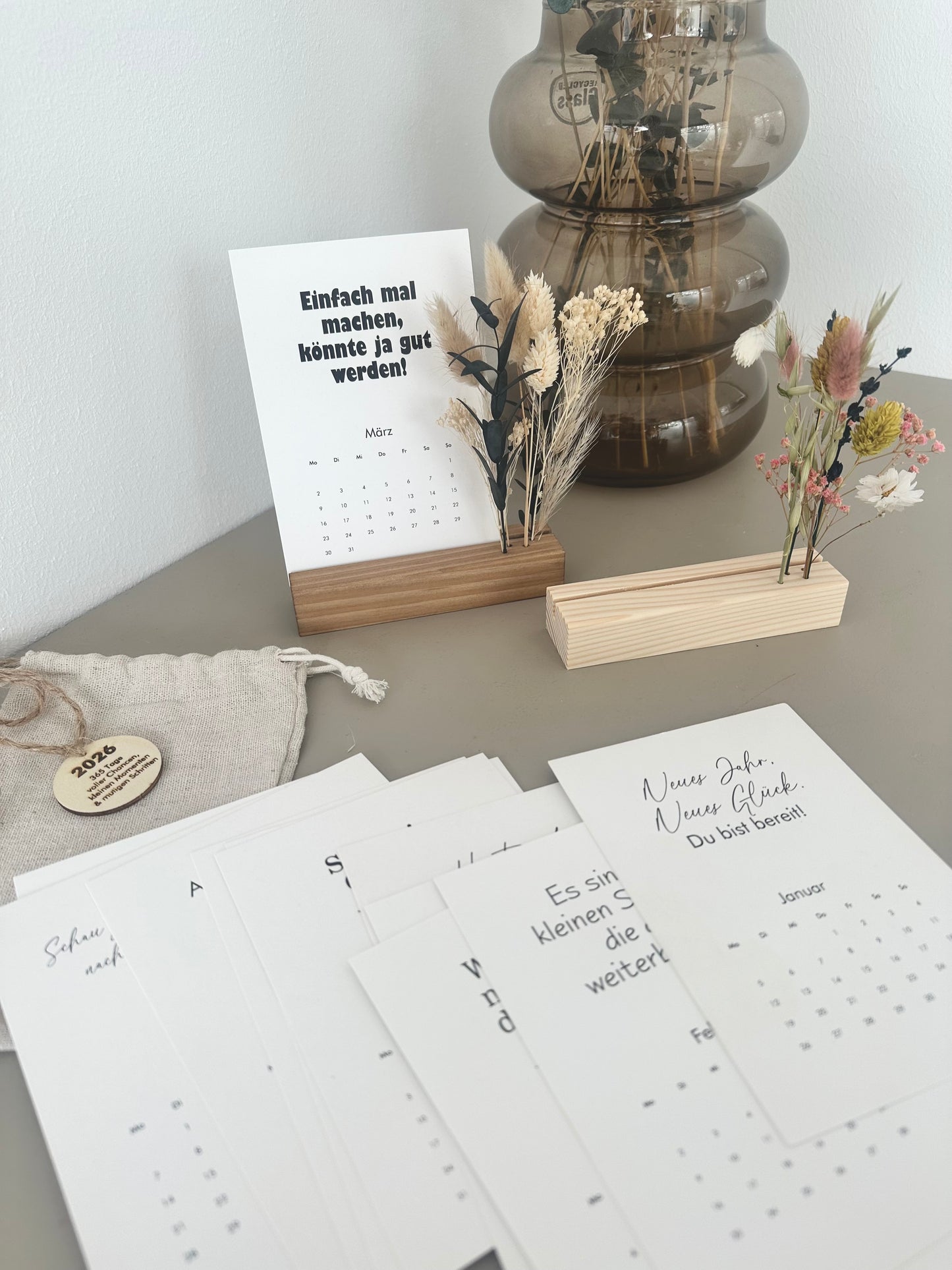 Kalender 2026 für Tisch oder Regal mit Aufsteller, Trockenblumen und Motivkarten – nachhaltige Deko und Geschenk für Freundin, Mama oder Frau