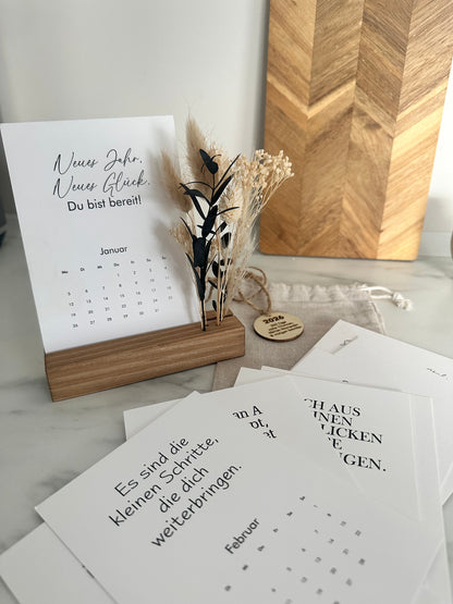 Handgemachter Kalender für 2026 mit 12 Sprüchen die motivieren und Trockenblumen als Geschenkidee