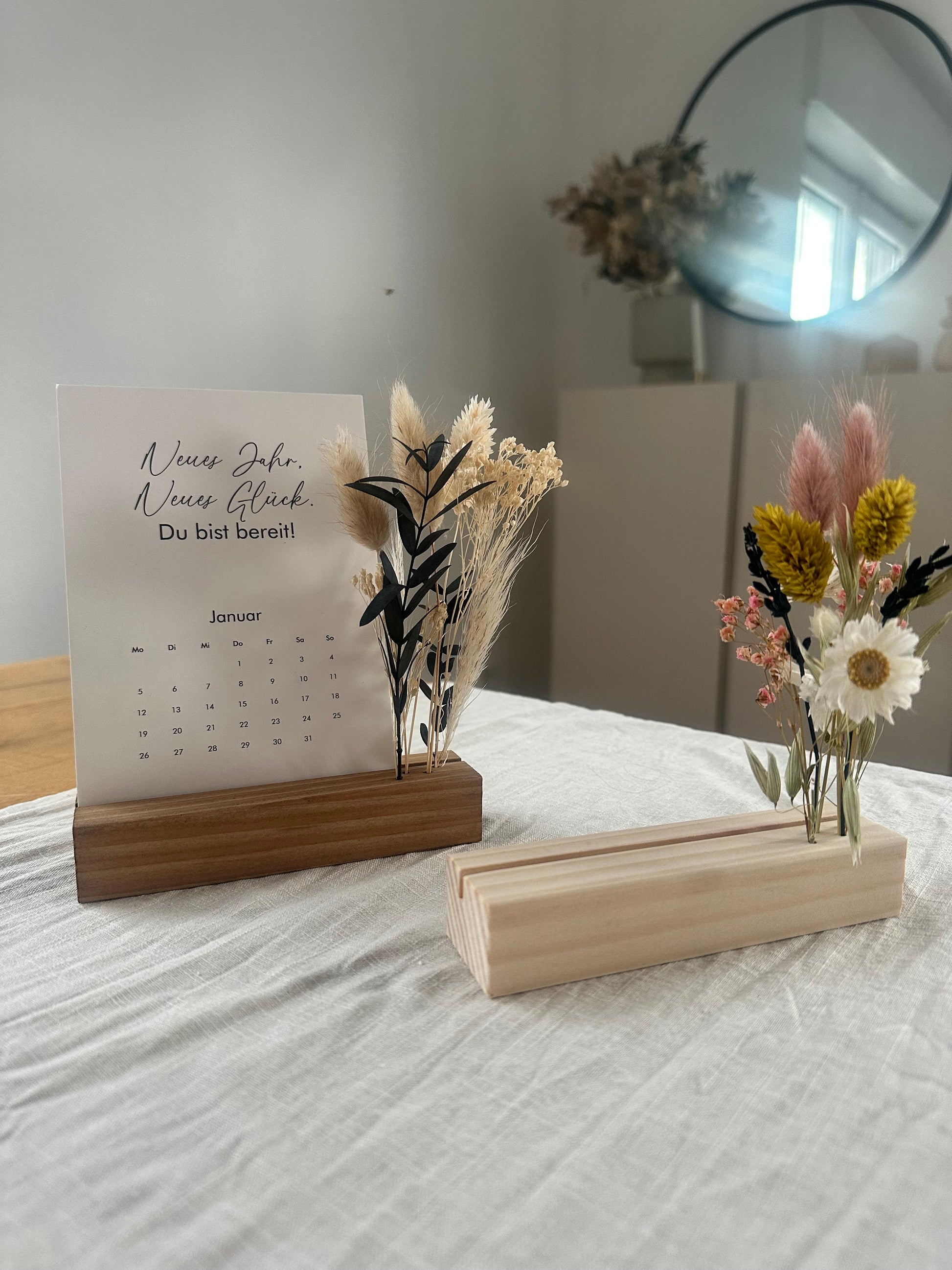 Kalender für Tisch oder Schreibtisch oder Regal, dekorativ mit 12 Sprüchen und Trockenblumen als Geschenkidee