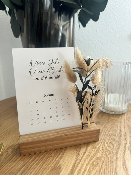 Tischkalender 2026 mit Holzaufsteller und Trockenblumen, dekorativ auf Schreibtisch