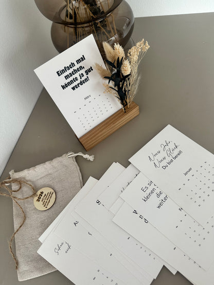 Tischkalender 2026 mit Holzaufsteller und Trockenblumen, dekorativ auf Schreibtisch, perfekte Geschenkidee