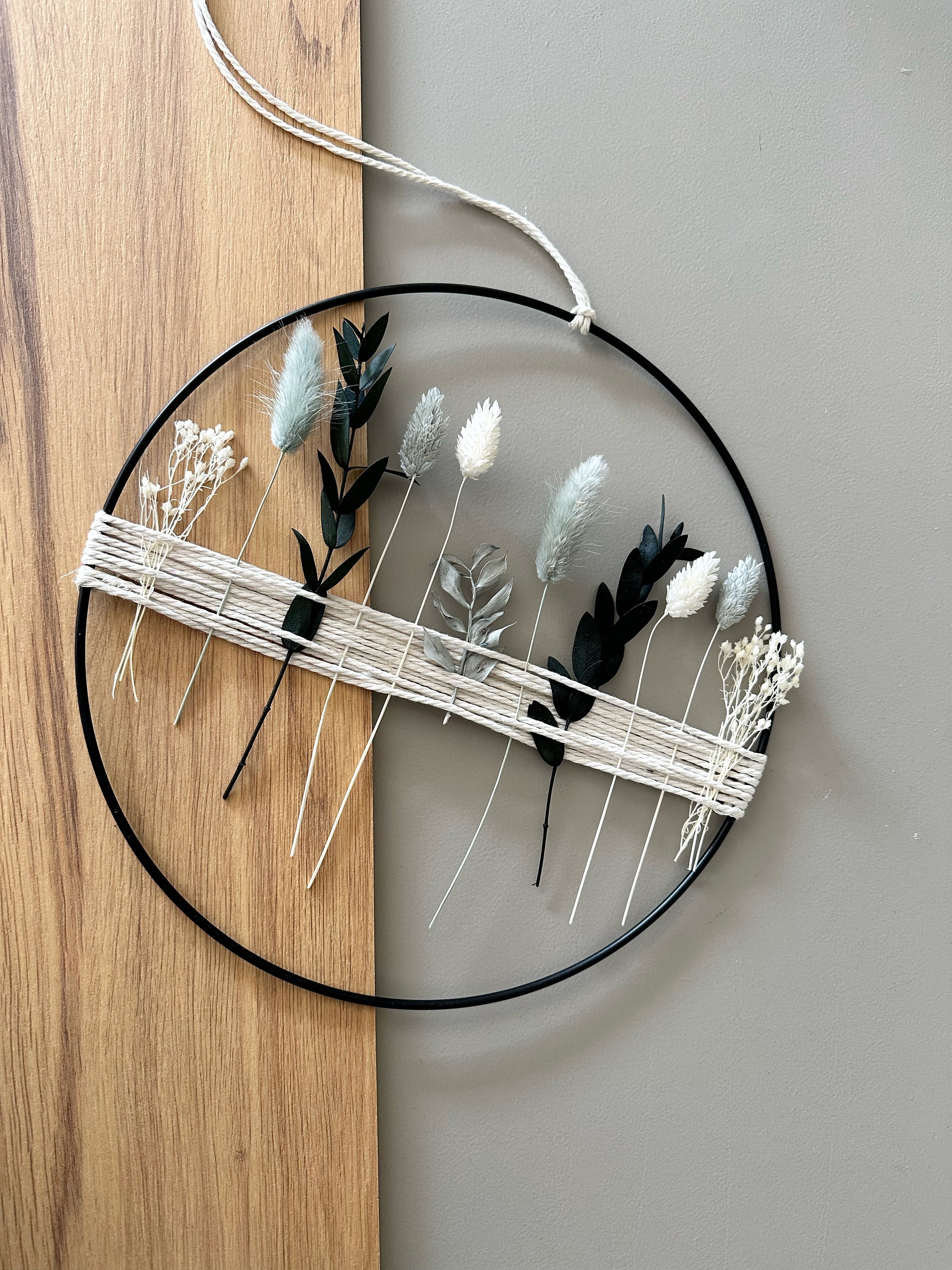 Metallring mit blau, grün und weißen Trockenblumen und Garn - Trockenblumen