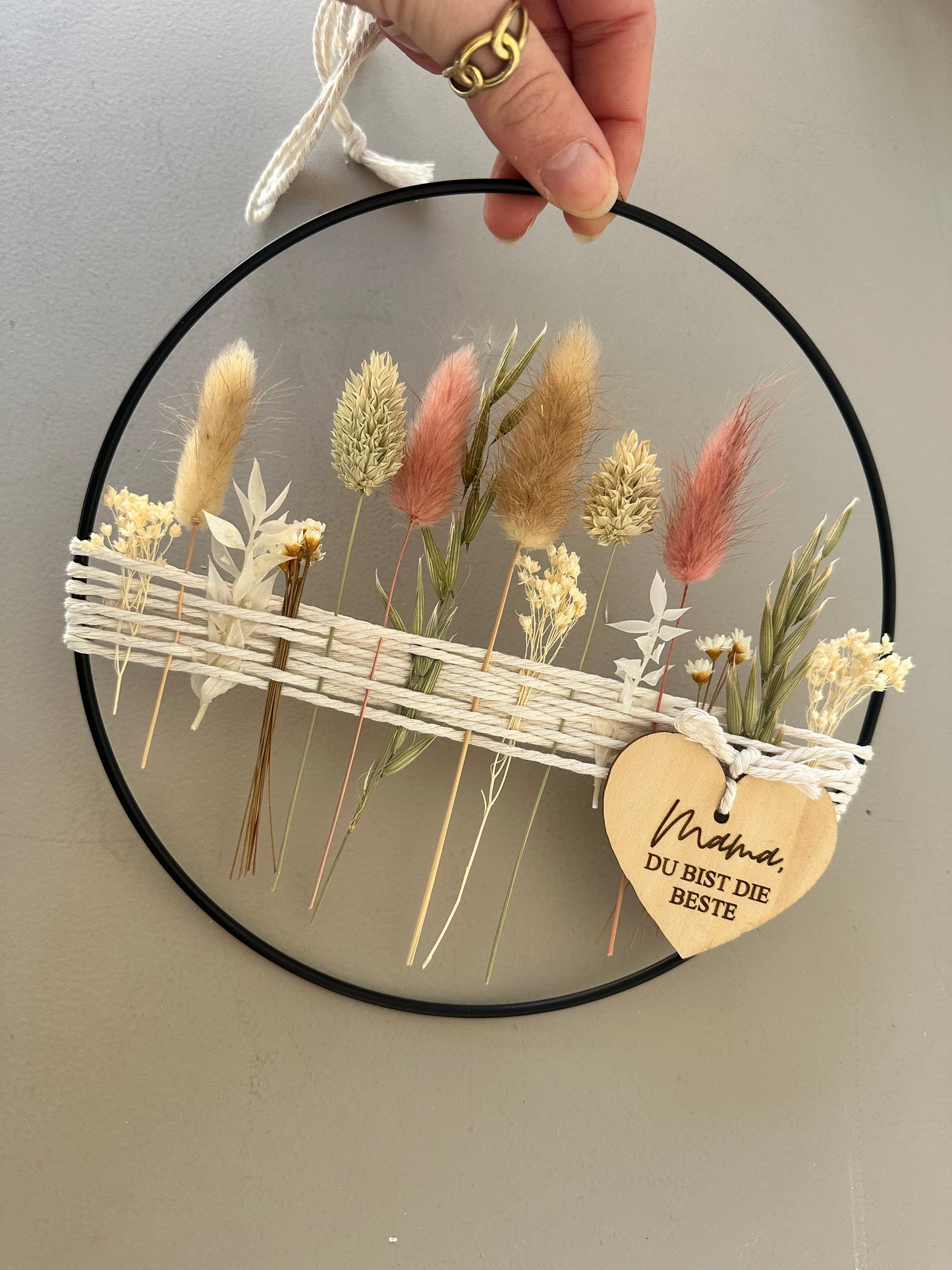 Muttertagsgeschenk | Metallring mit Trockenblumen und Holzherz | Trockenblumenring