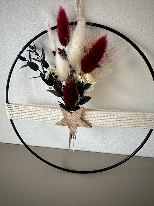 Handgefertigter Trockenblumenring mit Garn, kleinem Strauß und Holzstern als Weihnachtsdeko