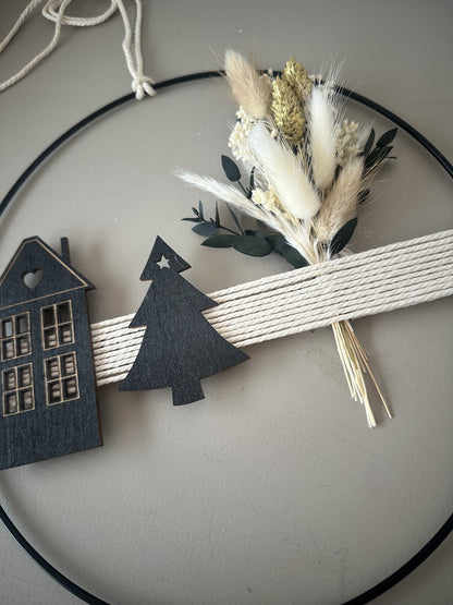 Weihnachtsdeko Trockenblumenring mit Haus, Tanne und getrockneten Blumen – stilvolles Geschenk für Freunde
