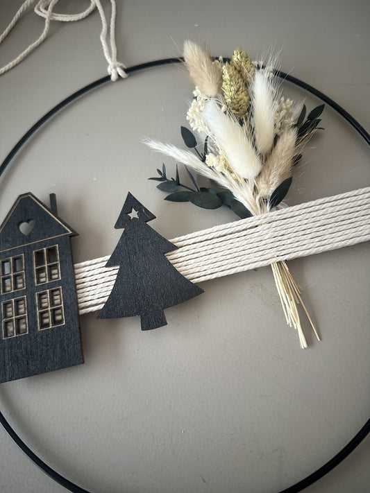 Weihnachtsdeko Trockenblumenring mit Haus, Tanne und getrockneten Blumen – stilvolles Geschenk für Freunde