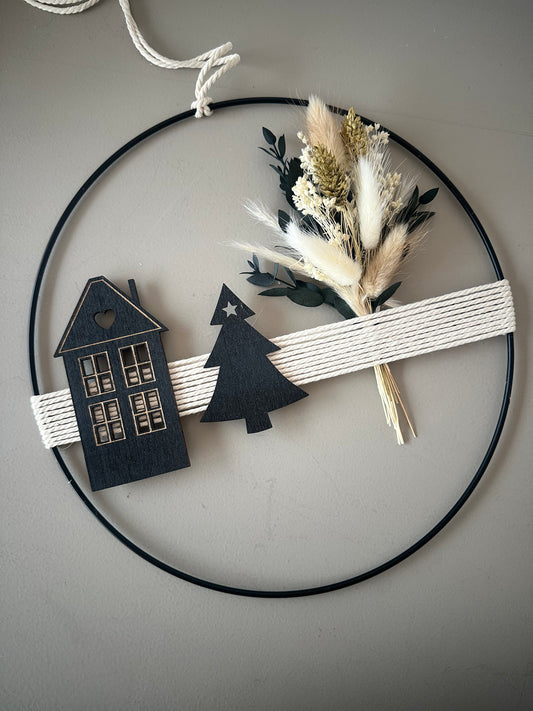 Handgemachter Trockenblumenring mit Strauß, kleinem Holzhaus und Tanne als Weihnachtsdeko