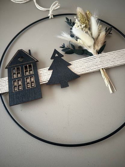 Natürlicher Trockenblumenring mit Haus und Tanne – handgemachte Geschenkidee zu Weihnachten