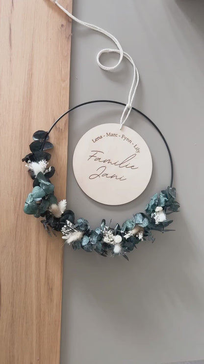 Dried flower wreath personalized with wooden disc