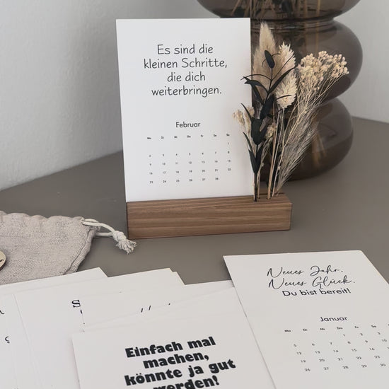 Minimalistischer Tischkalender mit Sprüchen und Blumenarrangement, 2026