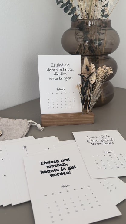 Minimalistischer Tischkalender mit Sprüchen und Blumenarrangement, 2026