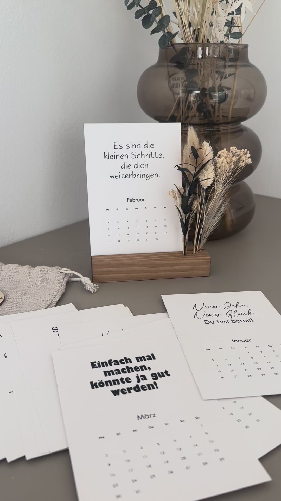 Minimalistischer Tischkalender mit Sprüchen und Blumenarrangement, 2026