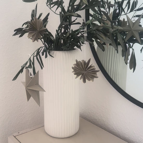 Gefalteter Papierstern in Grau-Ton im skandinavischen Stil