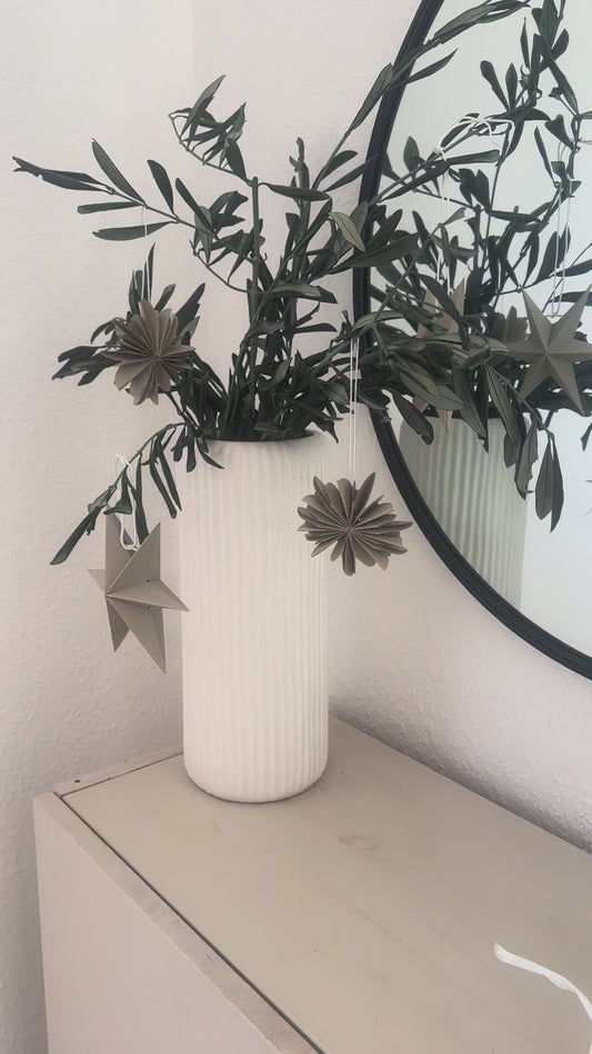 Gefalteter Papierstern in Grau-Ton im skandinavischen Stil