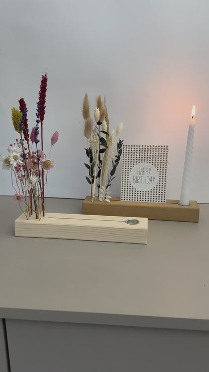 Blumenleiste mit Kerzenhalter aus Holz mit Trockenblumen und Fotohalter