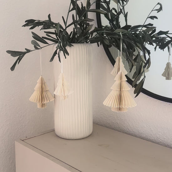 Hängender Papierbaum als schlichte Weihnachtsdekoration video an olivenzweigen dekoriert