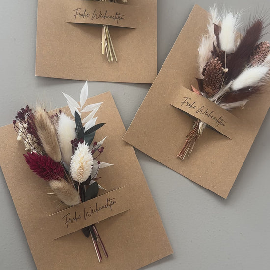 Nachhaltige Grußkarte mit getrockneten Blumen