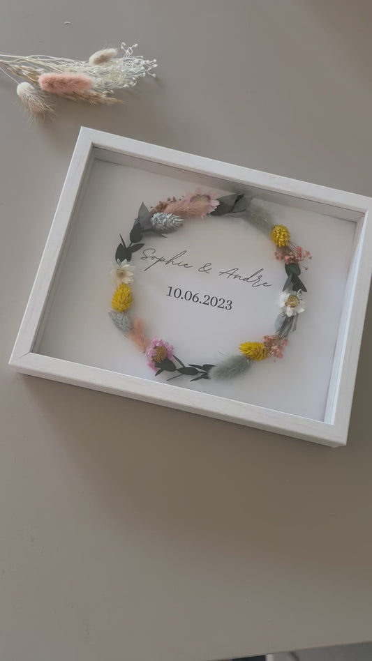 Customizable photo frames with dried flowers