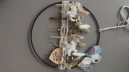 Hochzeitsgeschenk Metallring mit Trockenblumen und Holzherz | personalisiert