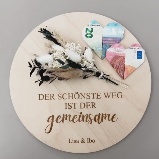 Holzscheibe mit Trockenblumen, Spruch und Personalisierung Hochzeitsgeschenk für das Brautpaar