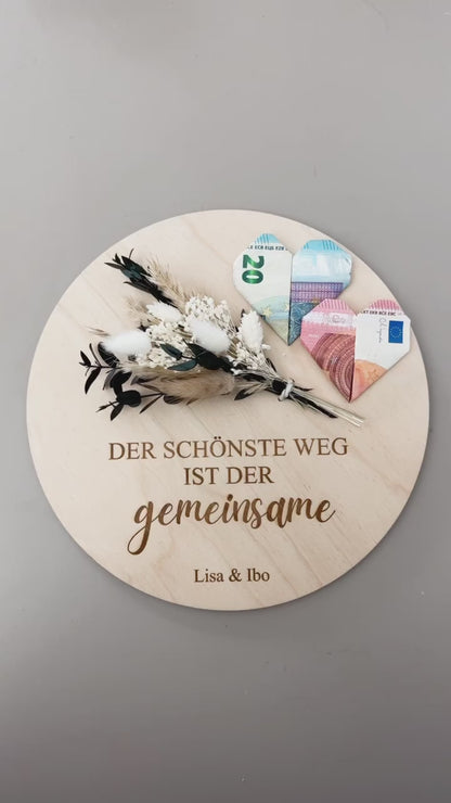 Holzscheibe mit Trockenblumen, Spruch und Personalisierung Hochzeitsgeschenk für das Brautpaar