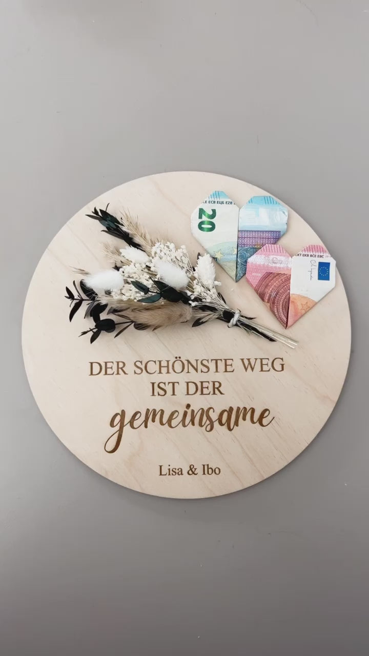 Holzscheibe mit Trockenblumen, Spruch und Personalisierung Hochzeitsgeschenk für das Brautpaar