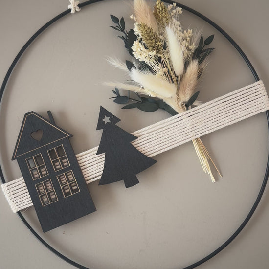 Trockenblumenring mit winterlichem Strauß, Holzhaus und Tanne – liebevolle Weihnachtsgeschenkidee