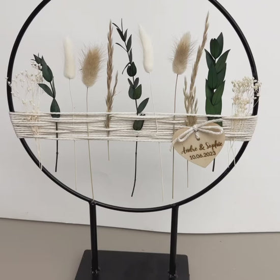 Standring mit Garn und Holzherz aus Metall mit Trockenblumen
