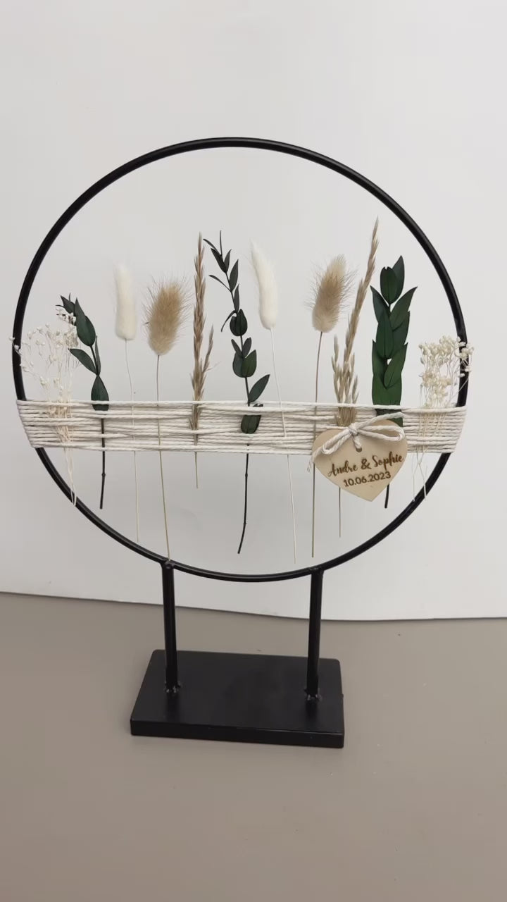 Standring mit Garn und Holzherz aus Metall mit Trockenblumen